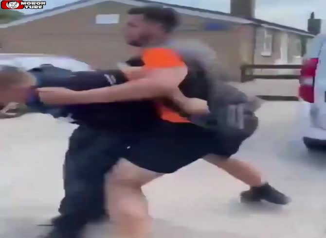 Video :Witnesses chuckle as a guy assaults a British police officer